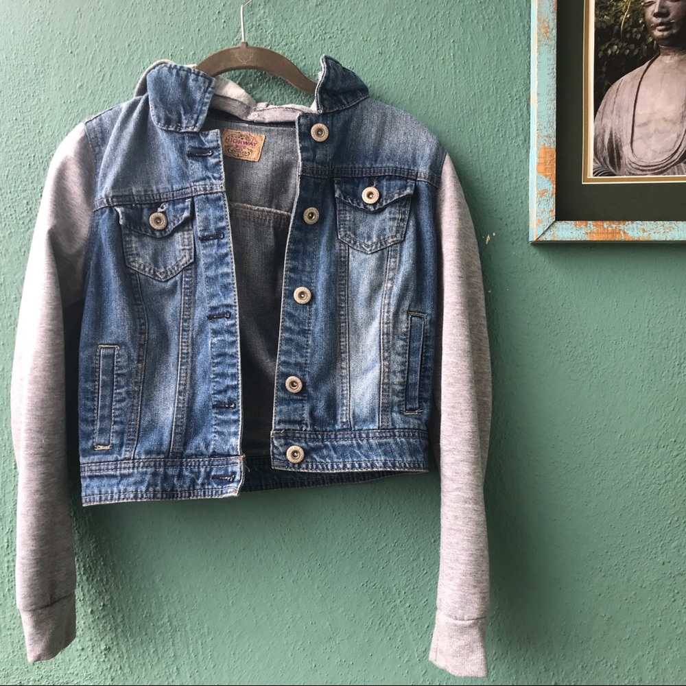 Grey-sleeved jean jacket🔮💙